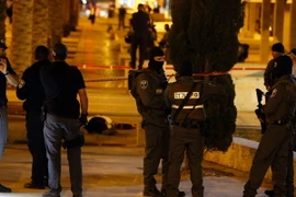 Cảnh sát Israel điều tra tại hiện trường vụ tấn công gần Cổng Damascus, lối chính vào Thành cổ Jerusalem ngày 14/2. (Nguồn: AFP/TTXVN)