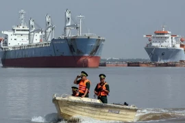 Chiến sỹ Trạm Biên phòng Phú Mỹ (Đồn Biên phòng Cảng TP. Hồ Chí Minh) tuần tra bảo vệ an ninh trên địa bàn. (Ảnh: Tràng Dương/TTXVN)