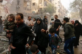Người dân Syria sơ tán sau các cuộc không kích của quân đội chính phủ vào các mục tiêu của phiến quân ở thành phố Aleppo ngày 13/1. (Nguồn: AFP/TTXVN)
