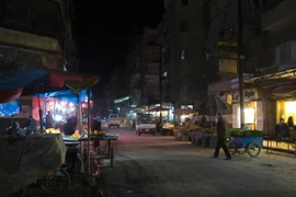 Bán hàng rong trên một đường phố ở Aleppo, thành phố phía bắc Syria ngày 26/2, chỉ vài giờ trước khi lệnh ngừng bắn có hiệu lực. (Nguồn: AFP/TTXVN)