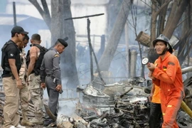 Cảnh sát Thái Lan điều tra tại hiện trường vụ nổ ở Pattani. (Nguồn: AFP/TTXVN)