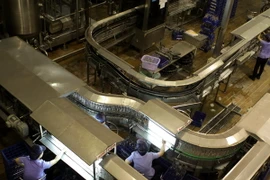 Sản xuất nước uống đóng chai tại Chi nhánh công ty Suntory Pepsico Việt Nam tại Cần Thơ, Khu công nghiệp Trà Nóc 2. (Ảnh: Duy Khương/TTXVN)