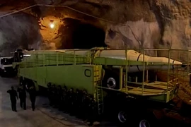 Bệ phóng tên lửa được đặt dưới một đường hầm tại một địa điểm bí mật ở Iran. (Nguồn: AFP/TTXVN)
