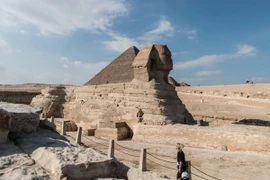 Khách du lịch tham quan khu vực Kim tự tháp Giza ở Ai Cập ngày 11/11. (Nguồn: THX/TTXVN)