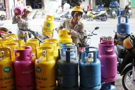 Nhập hàng trong ngày đầu tiên với mức giá mới tại Đại lý gas Bình Minh, đường Trần Văn Đang (quận 3, thành phố Hồ Chí Minh. (Ảnh: Thanh Vũ/TTXVN)