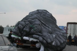 Xe chở hàng hóa và công dân Hàn Quốc rời khỏi khu công nghiệp Kaesong ngày 11/2. (Nguồn: AFP/TTXVN)