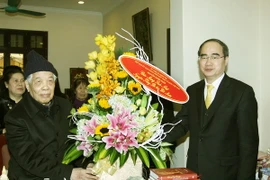 Chủ tịch Ủy ban Trung ương Mặt trận Tổ quốc Việt Nam Nguyễn Thiện Nhân chúc Tết - Xuân Bính Thân 2016 và mừng thọ nguyên Tổng Bí thư Đỗ Mười 100 tuổi. (Ảnh: Nguyễn Dân/TTXVN)