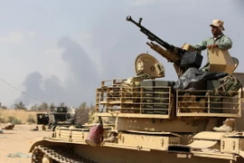 Binh sỹ Iraq gác tại một vị trí gần nhà máy lọc dầu Baiji, phía Bắc Tikrit. (Nguồn: AFP/TTXVN)