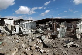 Cảnh đổ nát tại một trường học sau các cuộc không kích của liên quân tại thủ đô Sanaa của Yemen ngày 30/1. (Nguồn: AFP/TTXVN)