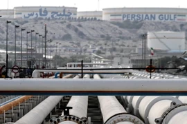 Hệ thống đường ống dẫn dầu tại đảo Khark của Iran ở ngoài khơi vùng Vịnh ngày 23/2. (Nguồn: AFP/TTXVN)