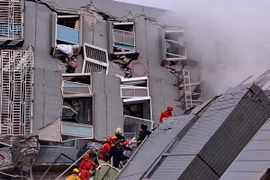 Nhân viên cứu hộ tìm kiếm nạn nhân sống sót sau trận động đất. (Nguồn: THX/TTXVN)