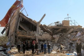 Cảnh đổ nát tại bệnh viện của MSF sau các vụ không kích tại tỉnh Idlib. (Nguồn: AFP/TTXVN)