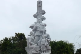 Tượng đài anh hùng, liệt sỹ Trần Văn Thọ. (Ảnh: Xuân Tư/TTXVN)