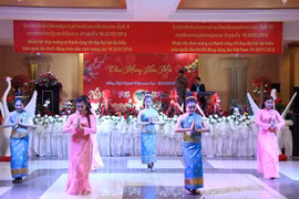 Một tiết mục múa ca ngợi về quan hệ đặc biệt giữa hai nước Lào-Việt Nam tại buổi chiêu đãi. (Ảnh: Phạm Kiên/Vietnam+)