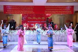 Một tiết mục múa ca ngợi về quan hệ đặc biệt giữa hai nước Lào-Việt Nam tại buổi chiêu đãi. (Ảnh: Phạm Kiên/Vietnam+)