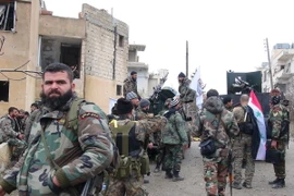 Lực lượng ủng hộ Chính phủ Syria tuần tra trên một tuyến phố ở Salma, tỉnh Latakia ngày 12/1, sau khi giành lại quyền kiểm soát thị trấn này từ phiến quân. (Nguồn: AFP/TTXVN)