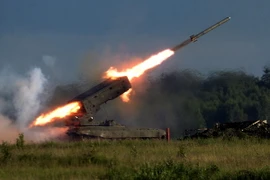 Hệ thống súng phun lửa hạng nặng TOS-1 của Nga trình diễn tại triển lãm. (Nguồn: AFP/TTXVN)