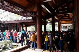 Du khách chen chúc tại khu vực bán vé bến đò Tràng An. (Ảnh: Ninh Đức Phương/TTXVN)