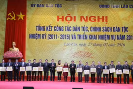 Các tập thể có thành tích xuất sắc trong công tác dân tộc nhận Bằng khen của Chủ nhiệm Ủy ban Dân tộc. (Ảnh: Thế Duyệt/TTXVN)