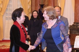 Phó Chủ tịch nước Nguyễn Thị Doan tiếp bà Christine Deroche, Chủ tịch Nhóm Nghị sỹ hữu nghị sỹ Pháp-Việt. (Ảnh: Thống Nhất/TTXVN)