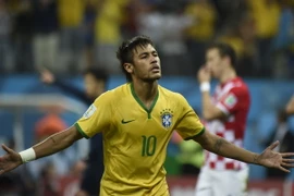 Tiền đạo Neymar (ảnh) ghi bàn thắng nâng tỷ số trận đấu lên 2-1 cho đội chủ nhà Brazil trước đội tuyển Croatia tại World Cup 2014. (Nguồn: AFP/TTXVN)
