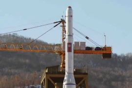 Tên lửa đẩy mang theo vệ tinh rời bệ phóng ở Sohae, khu vực mà Bình Nhưỡng tuyên bố sẽ phóng vệ tinh trong khoảng thời gian từ ngày 8-25/2/2016. (Nguồn: Yonhap/TTXVN)