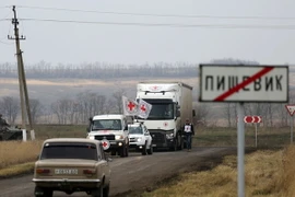 Đoàn xe của Hội Chữ thập đỏ chuyển hàng viện trợ cho người dân Ukraine sống tại làng Pischevik thuộc vùng Donetsk, Ukraine. (Nguồn: AFP/TTXVN)