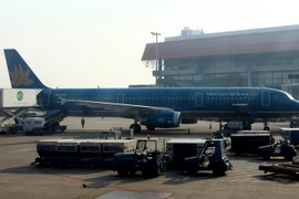 Vận chuyển hàng hóa lên máy bay của Vietnam Airlines tại Cảng Hàng không Nội Bài (Hà Nội). (Ảnh: Huy Hùng/TTXVN)