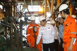 Chủ tịch nước Trương Tấn Sang đến thăm và chúc Tết cán bộ, nhân viên đang làm việc tại Giàn khoan Công nghệ trung tâm số 2 (mỏ dầu Bạch Hổ). (Ảnh: Hoàng Hải/TTXVN)