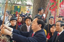 Dâng hương các bậc tiên đế, tiên hiền tại Hoàng thành Thăng Long. (Ảnh: Đinh Thị Thuận/TTXVN)