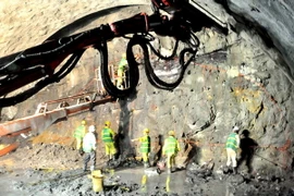 Phun bêtông vỏ hầm qua núi Eo, xã Duy Trinh thi công xây dựng đường cao tốc Đà Nẵng-Quảng Ngãi. Ảnh: (Ảnh: Đoàn Hữu Trung/TTXVN)