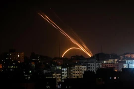 Rocket được phóng từ Dải Gaza về phía Israel ngày 13/11. (Ảnh: AFP/TTXVN)