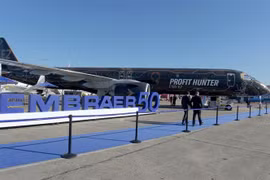 Biểu tượng Embraer tại Triển lãm hàng không Paris, Pháp. (Ảnh: AFP/TTXVN)