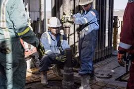 Công nhân Tập đoàn Chevron lắp đặt đường ống thăm dò dầu trên một dàn khoan ở Texas. (Nguồn: Bloomberg)