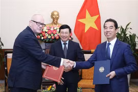 Phó Thủ tướng, Bộ trưởng Bộ Ngoại giao Phạm Bình Minh chứng kiến Thứ trưởng Bộ Ngoại giao Tô Anh Dũng và Quốc Vụ khanh Bộ Ngoại giao Đức Andreas Michaelis trao đổi Chương trình hành động giữa hai nước. (Ảnh: Lâm Khánh/TTXVN)