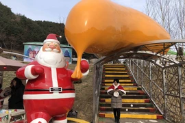 Tượng ông già Noel trong làng. (Ảnh: Mạnh Hùng/TTXVN)