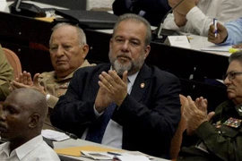 Thủ tướng Chính phủ Cuba mới được bầu Manuel Marrero Cruz (giữa). (Ảnh: AFP/TTXVN)