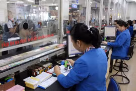 Hành khách mua vé tại Bến xe Miền Đông. (Ảnh: Tiến Lực/TTXVN)