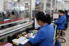 Hành khách mua vé tại Bến xe Miền Đông. (Ảnh: Tiến Lực/TTXVN)