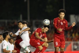 Pha bóng quyết liệt giữa hai đội trong trận U22 Việt Nam thắng U22 Indonesia với tỷ số 2-1. (Ảnh: TTXVN)