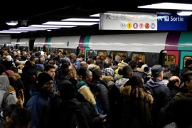 Hành khách chờ tàu tại nhà ga Chatelet-les Halles ở Paris, Pháp sau khi nhiều tuyến tàu điện ngầm ở thủ đô Paris buộc phải ngừng hoạt động hoàn toàn do đình công. (Ảnh: AFP/TTXVN)
