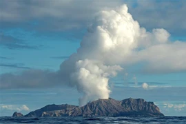 Núi lửa White Isand phun trào. (Ảnh: AFP/TTXVN)