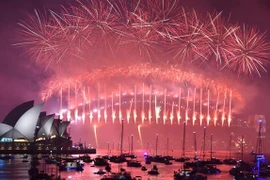 Bắn pháo hoa chào đón năm mới 2019 tại Sydney, Australia. (Ảnh: AFP/TTXVN)