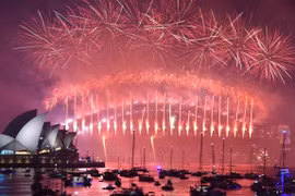 Bắn pháo hoa chào đón năm mới 2019 tại Sydney, Australia. (Ảnh: AFP/TTXVN)