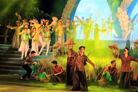 Biểu diễn văn nghệ tại lễ khai mạc festival. (Ảnh: Phạm minh Tuấn/TTXVN)