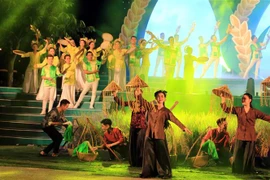 Biểu diễn văn nghệ tại lễ khai mạc festival. (Ảnh: Phạm minh Tuấn/TTXVN)