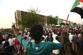 Người biểu tình tập trung bên ngoài trụ sở quân đội ở Khartoum, Sudan. (Ảnh: AFP/TTXVN)