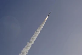 Tên lửa được phóng từ hệ thống Vòm Sắt ở thành phố Ashkelon, Israel để đánh chặn rocket từ Dải Gaza ngày 13/11. (Ảnh: AFP/TTXVN)