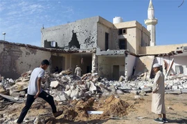 Hiện trường một vụ không kích tại khu vực ngoại ô Tripoli, Libya. (Ảnh: AFP/TTXVN)