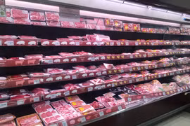 Một gian hàng bán thịt lợn tại siêu thị. (Nguồn: Vietnam+)